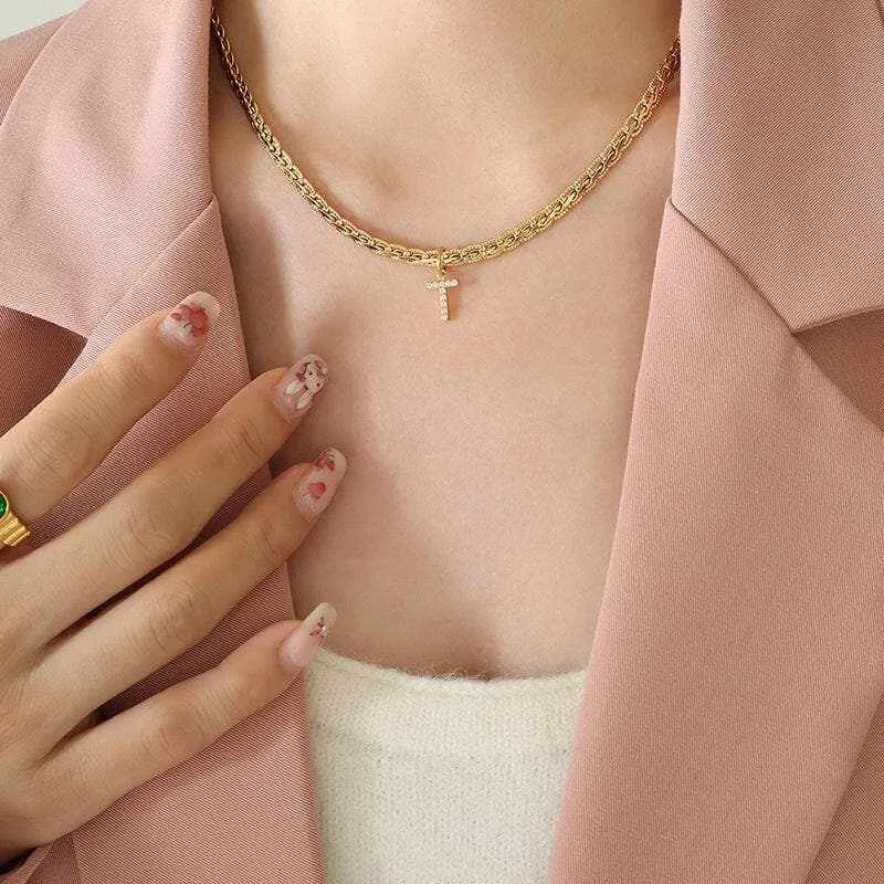 Stylish zircon letter pendant necklace