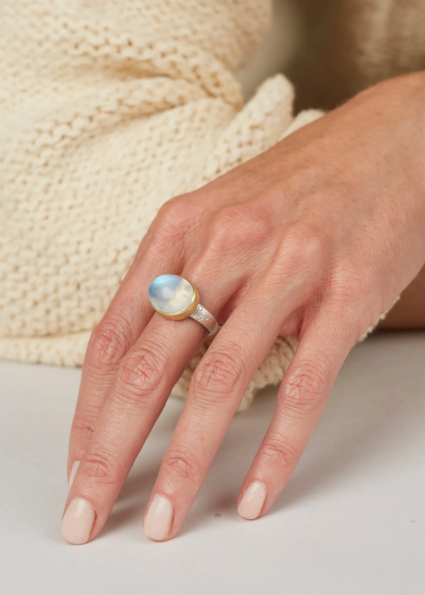 TM High Dome Moonstone/Diamond Ring 18 kt Gold
