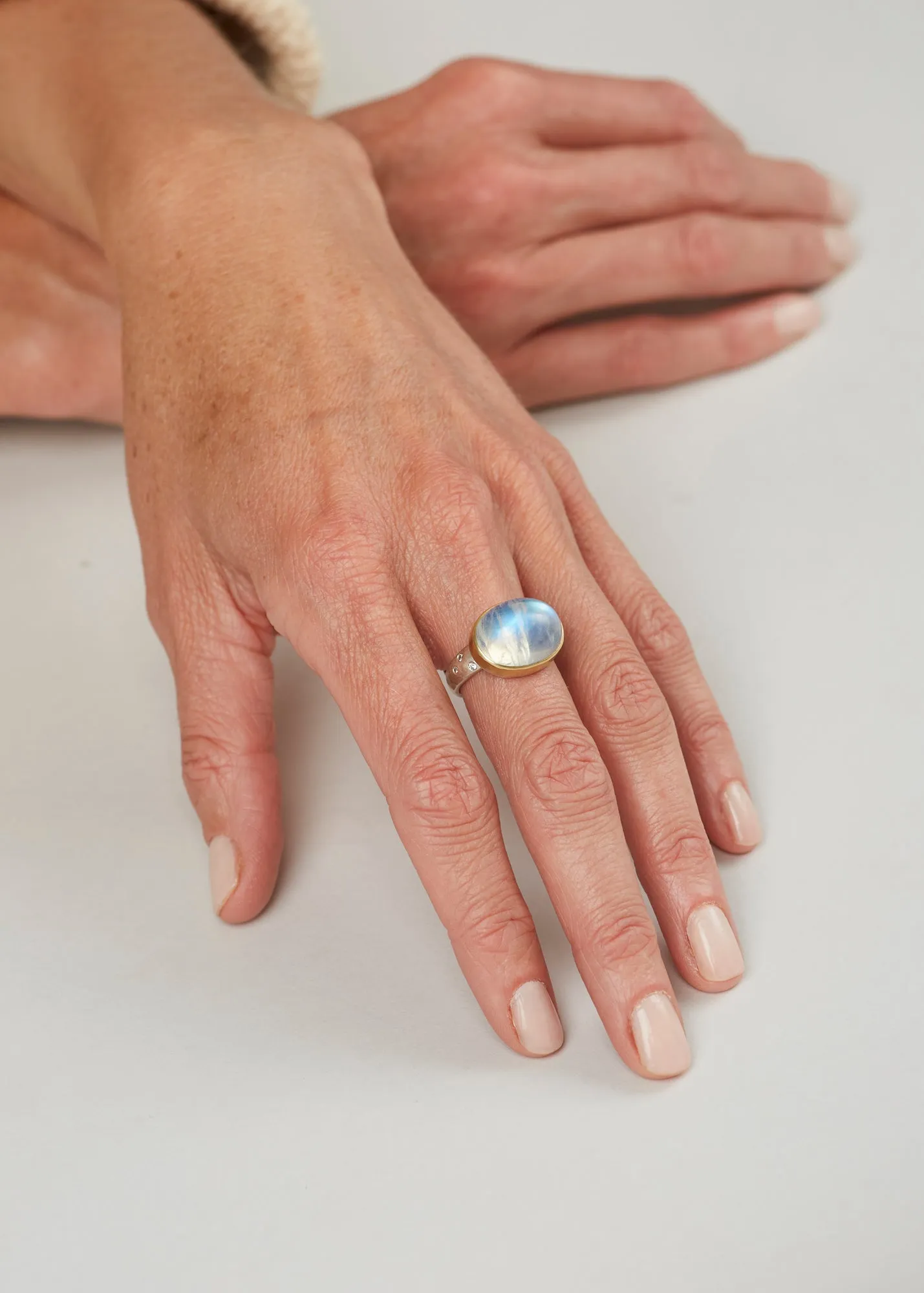TM High Dome Moonstone/Diamond Ring 18 kt Gold