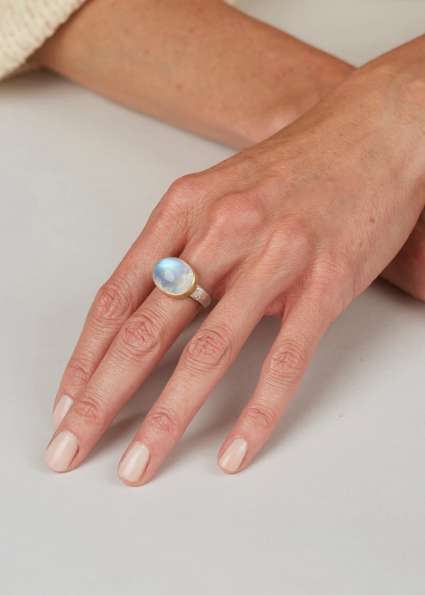 TM High Dome Moonstone/Diamond Ring 18 kt Gold